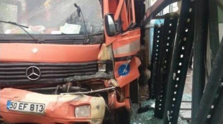 Başkent&rsquo;te &Ccedil;&ouml;p Kamyonu Durağa Daldı