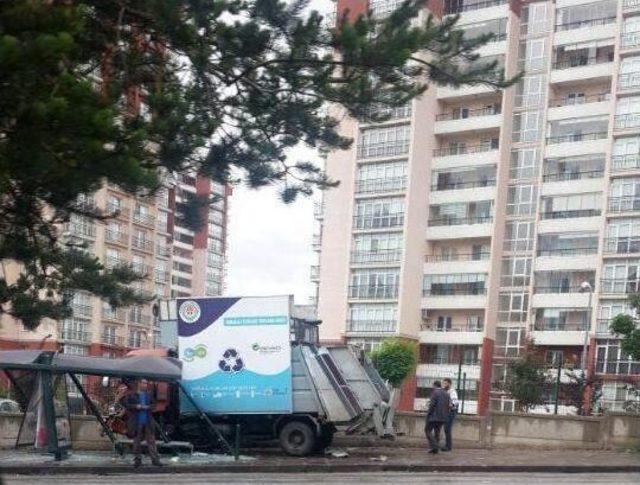 Başkent&rsquo;te &Ccedil;&ouml;p Kamyonu Durağa Daldı 1