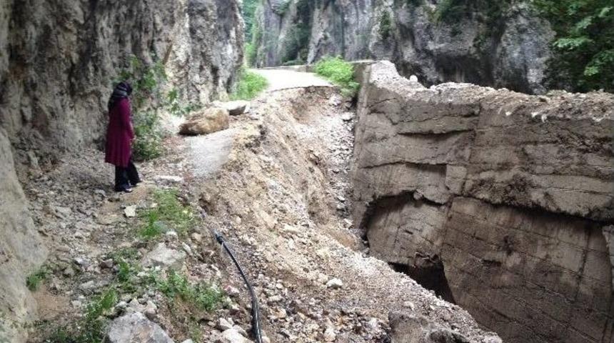 Genel Sekreter Uzun Heyelan Olan Yolda İnceleme Yaptı