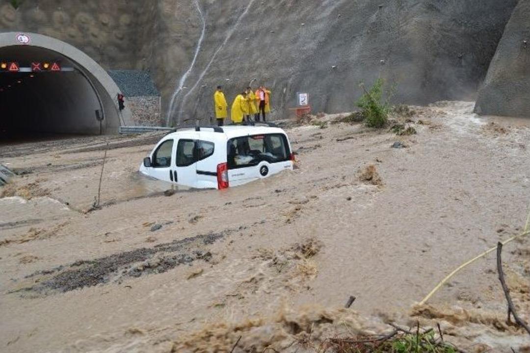 Sel Nedeniyle D&ouml;rt T&uuml;nel Trafiğe Kapandı