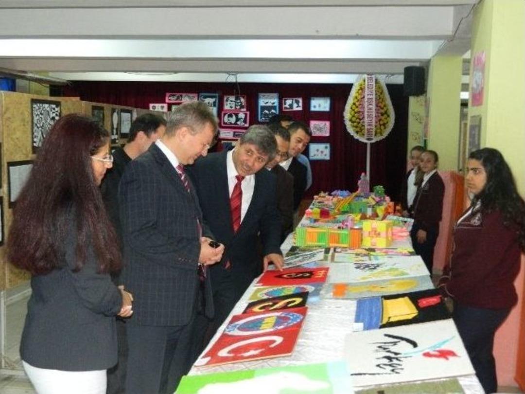 &Ouml;ğrenciler Eserlerini Spor Salonunda Sergiledi