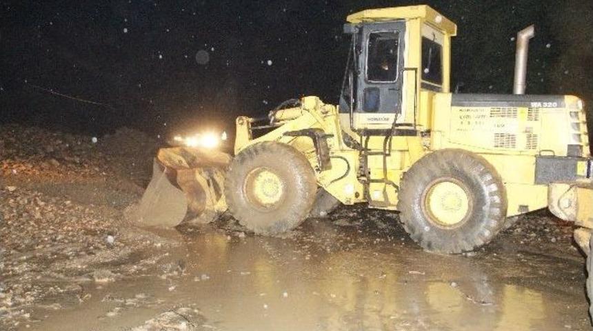 Zonguldak-karab&uuml;k Yolu Selden Trafiğe Kapandı