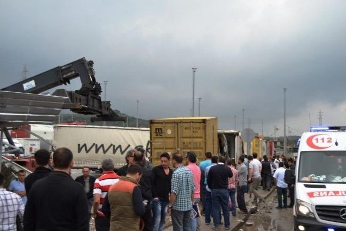 Gemlik'te Trafik Kazası: 2 &Ouml;l&uuml;, 3 Yaralı