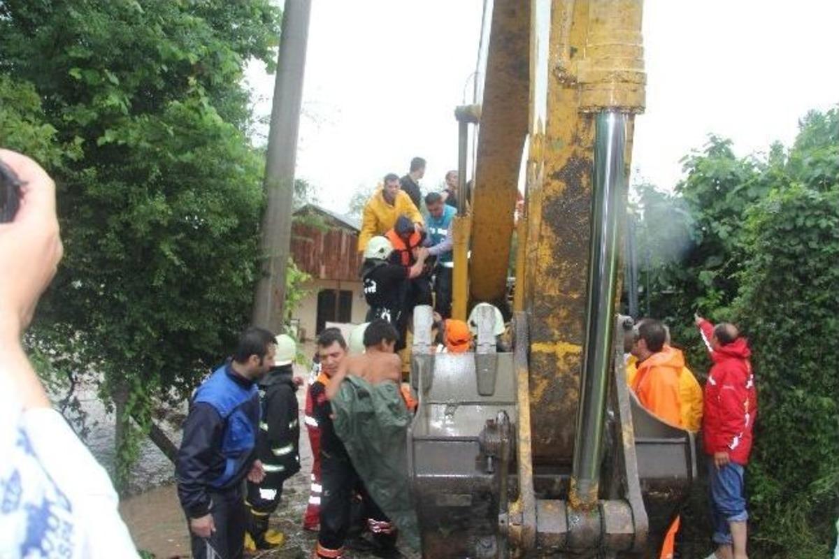 Dinsiz Deresi Taştı Ekipler İşbaşında