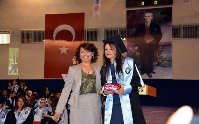 Kafkas Üniversitesi Fen-edebiyat Fakültesi’nde Mezuniyet Coşkusu