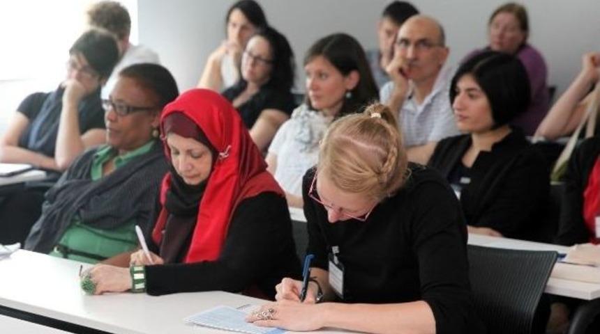 İzmir&rsquo;den T&uuml;m D&uuml;nyaya Kadın &Ccedil;ığlığı Y&uuml;kseldi: