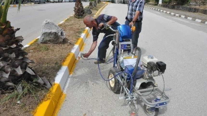 Ak&ccedil;akoca'da Tretuvarlar Boyanıyor