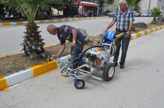 Akçakoca'da Tretuvarlar Boyanıyor