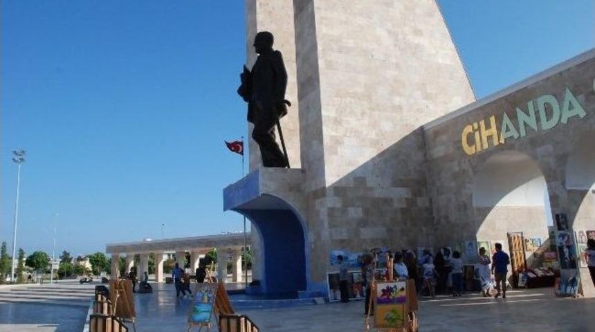 8 Metrelik Atat&uuml;rk Heykeli Sallanıyor