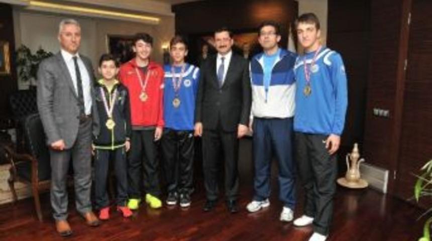 Gen&ccedil; Şampiyonlardan Başkan Ak&rsquo;a Ziyaret