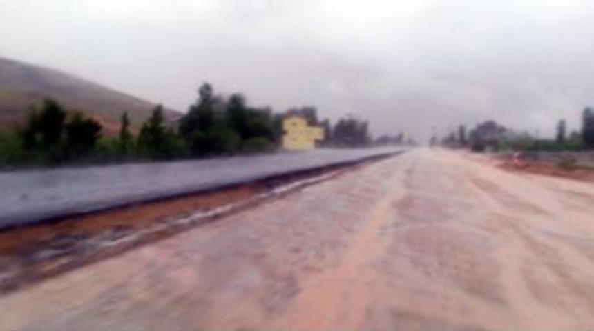 Dolu Yağışı Karayolunu Beyaza B&uuml;r&uuml;d&uuml;