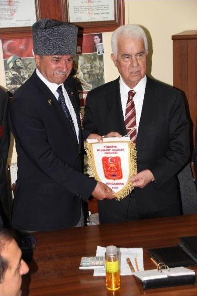 Kktc Cumhurbaşkanı Eroğlu, Şehit Ailelerini Ve Gazileri Ziyaret Etti 3