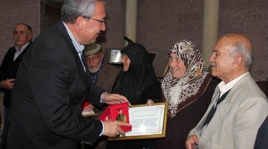 Evliliklerinin 50. Yılını Tamamlayan &Ccedil;iftlere Madalya