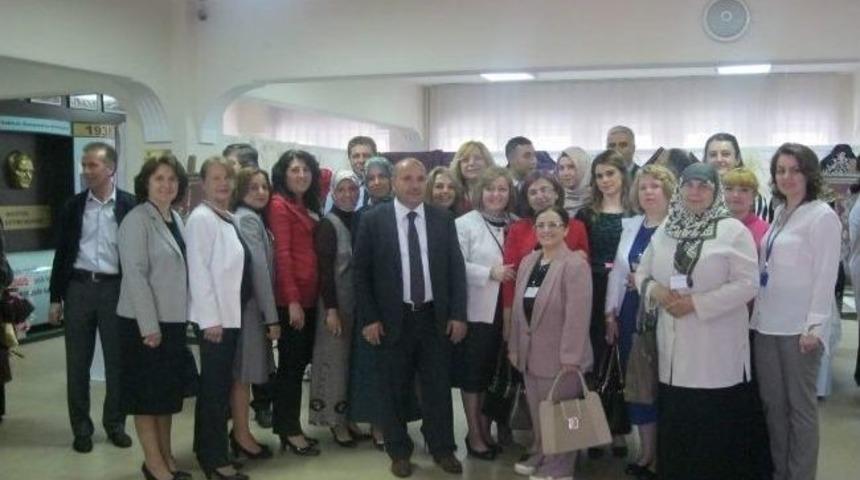 Boz&uuml;y&uuml;k Hem Yıl Sonu Sergisini A&ccedil;tı