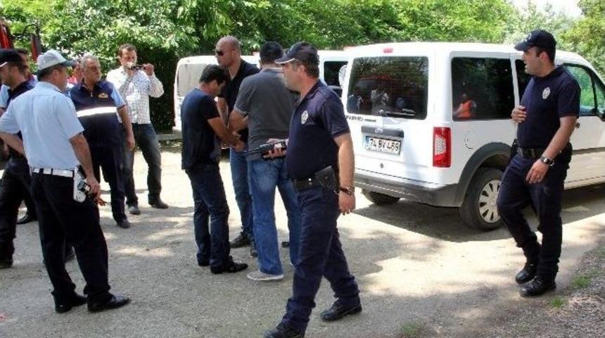 Polisten Ka&ccedil;ıp Irmağa Atladı