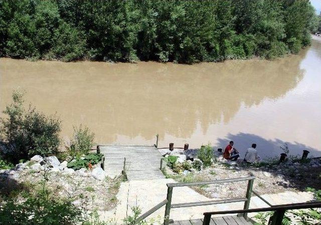 Polisten Kaçıp Irmağa Atladı