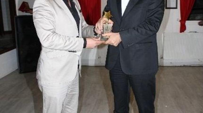 Kurtlar Vadisi&rsquo;nin İzmirli Oyuncusu Alpar&rsquo;a T&uuml;msiad&rsquo;dan &Ouml;d&uuml;l