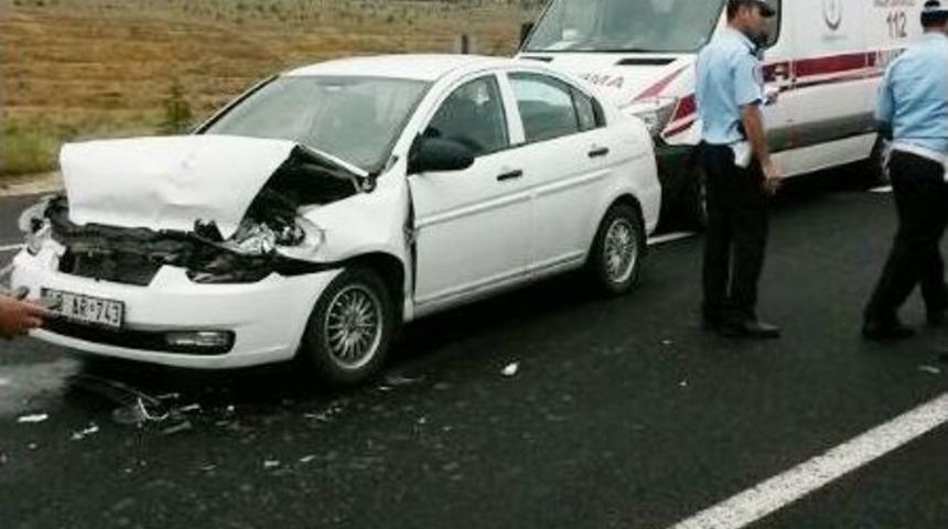 Aksaray'da Otomobil Kamyona &Ccedil;arptı: 4 Yaralı