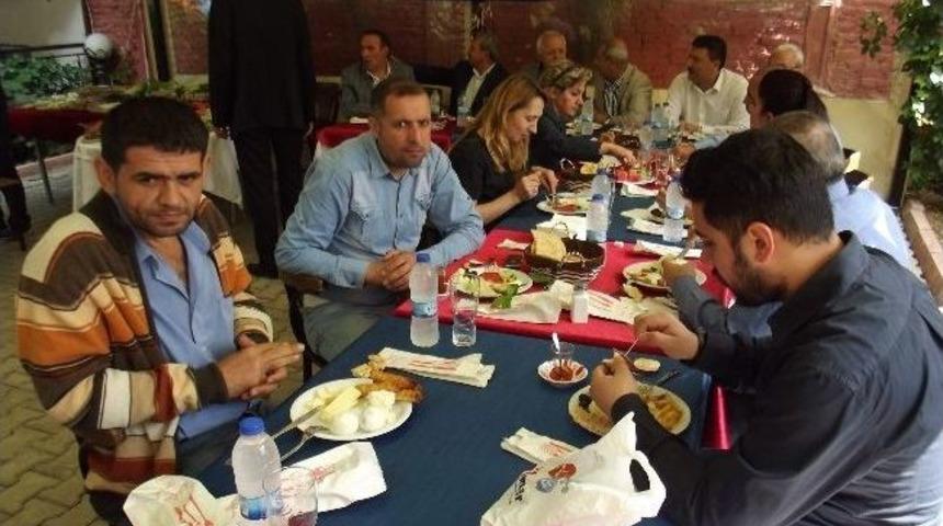 Gazeteciler Cemiyeti Kahvaltı Verdi