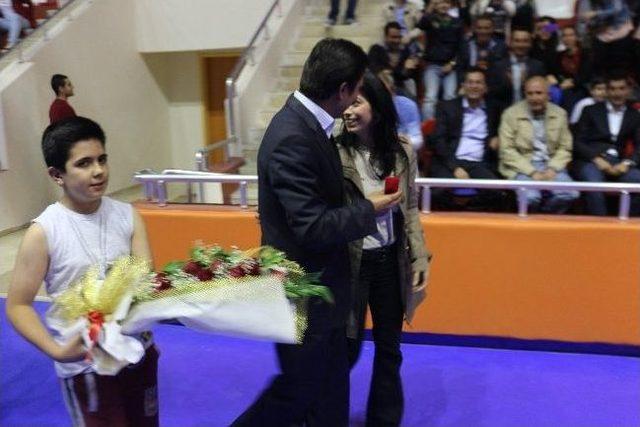 Voleybol Turnuvasında Evlilik Teklifi 1