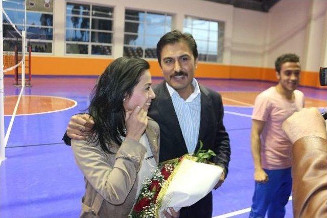 Voleybol Turnuvasında Evlilik Teklifi 3