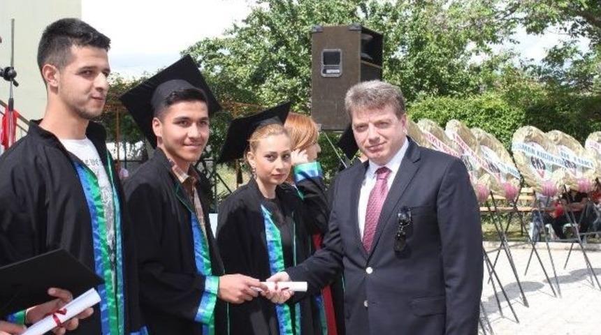 Korkuteli Meslek Y&uuml;ksek Okulunda Mezuniyet Coşkusu