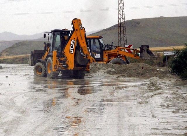 Beypazarı-Nallıhan Karayolunda Ulaşıma Yağış Engeli