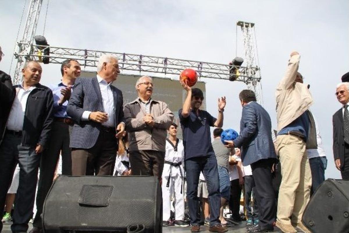 10 Bin Top İzdihamı