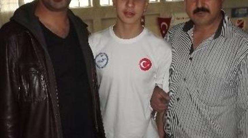 Başarılı Y&uuml;z&uuml;c&uuml; Bir G&uuml;nde &Uuml;&ccedil; Birincilik Alarak Rekor Kırdı