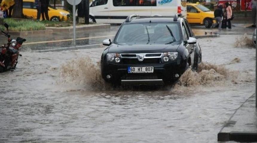 Tokat&rsquo;ta Yağmur Ara&ccedil; Trafiğini Etkiledi