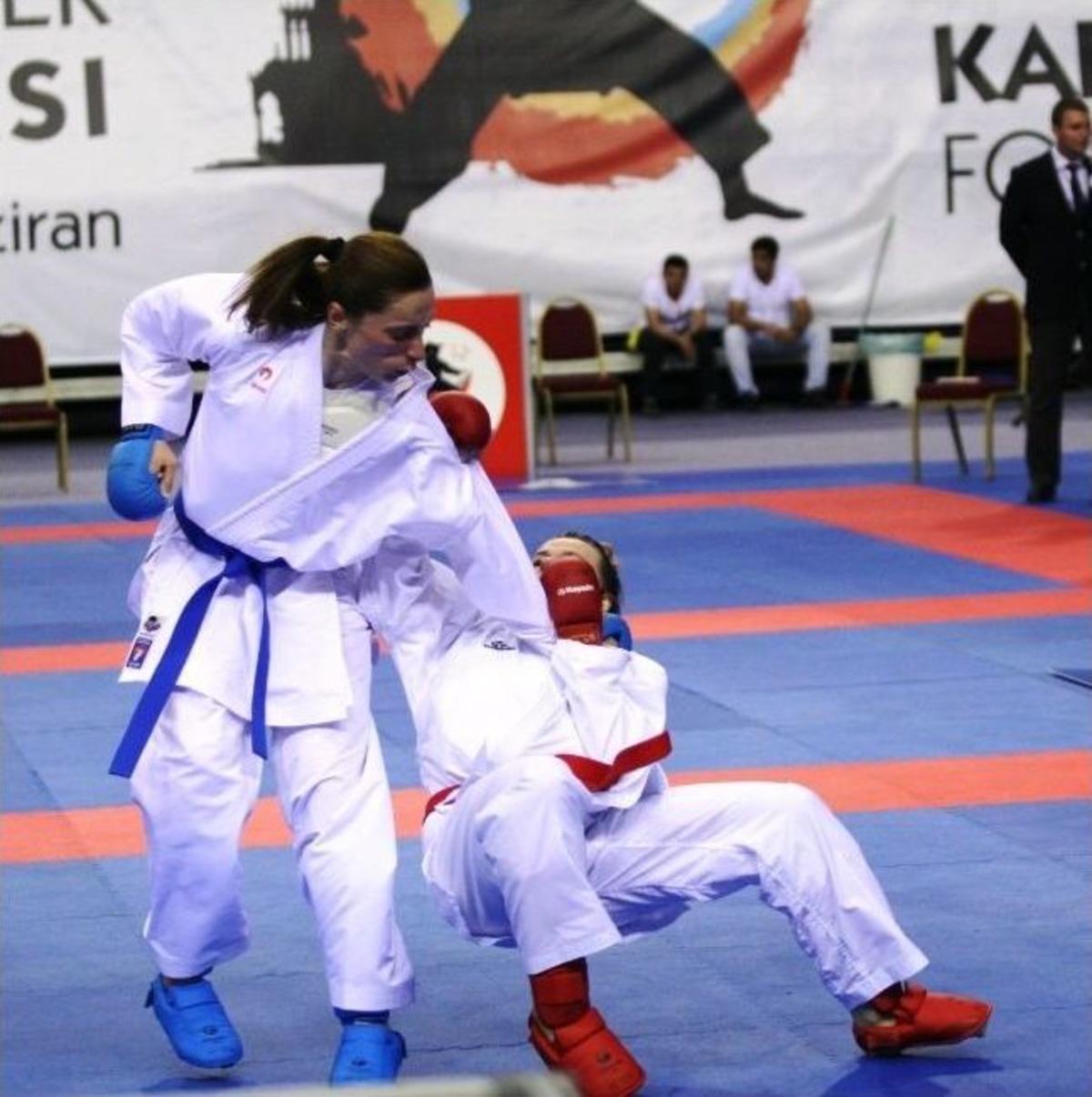 İzmir&rsquo;de Karate Ş&ouml;leni