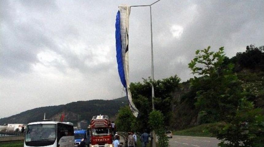 Paraş&uuml;tle Aydınlatma Direğine Takıldı
