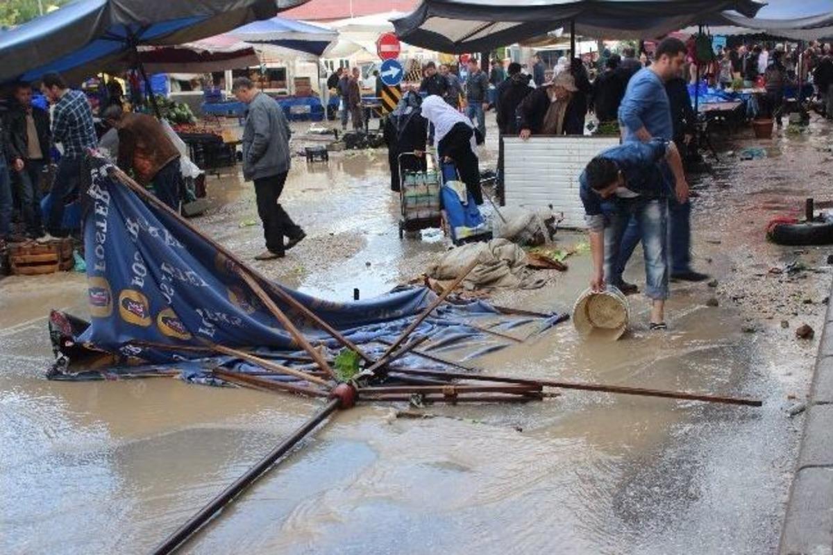 Tavşanlı'da Ev Ve İşyerleri Sular Altında Kaldı