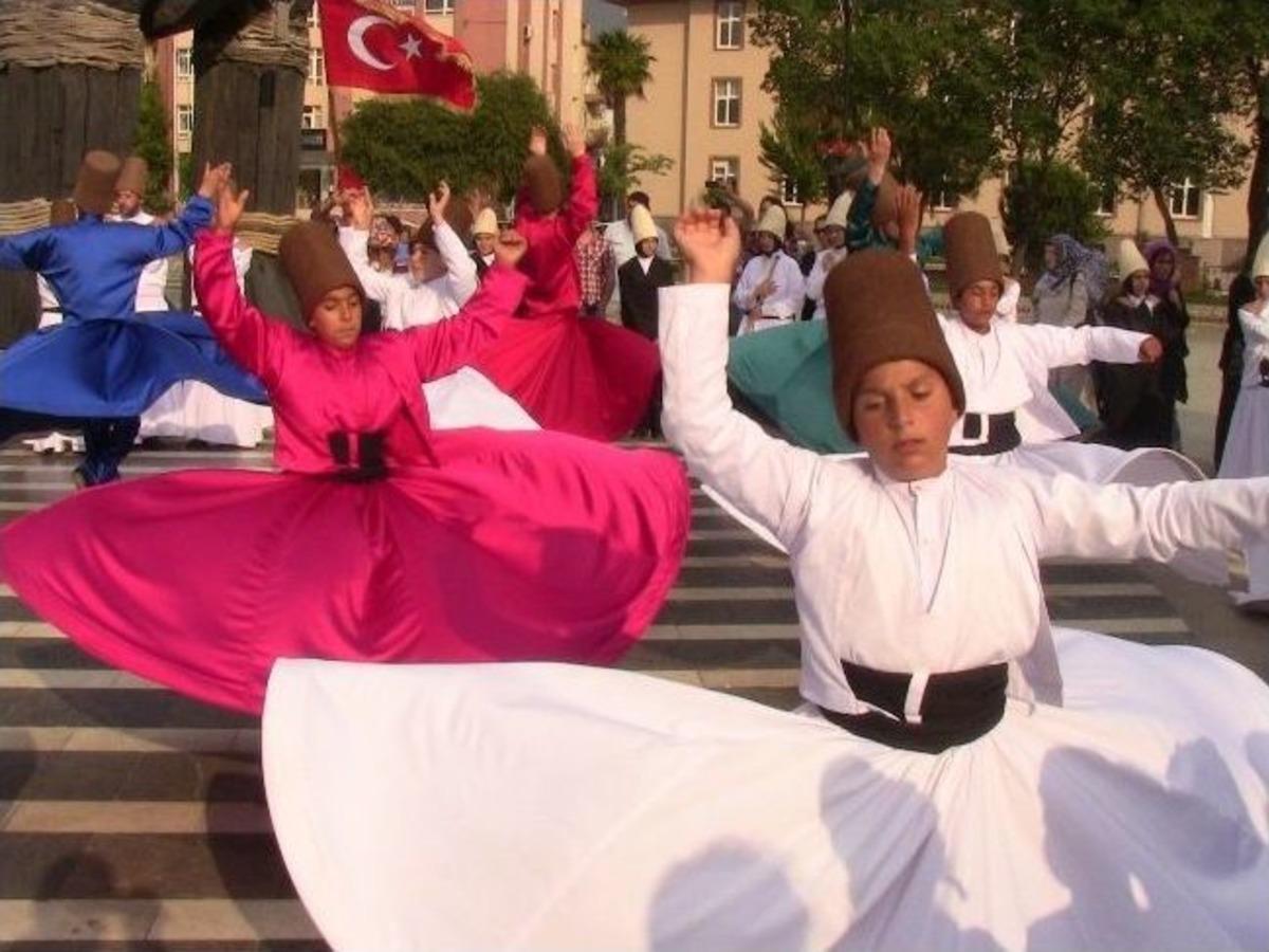 Semazenler Gelibolu Mevlevihanesi İ&ccedil;in Y&uuml;r&uuml;d&uuml;