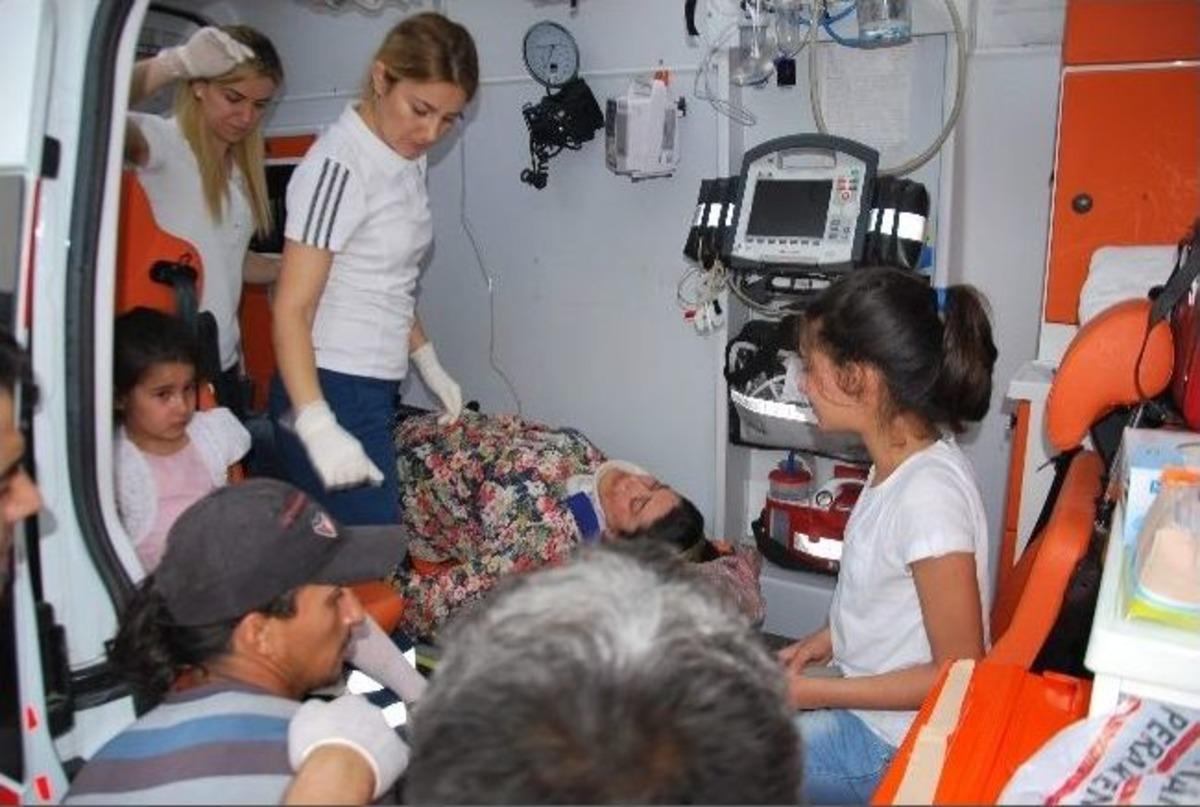 Direksiyonda Sıkışan Kadın S&uuml;r&uuml;c&uuml; Uzun Uğraşlar Sonucu Kurtarıldı