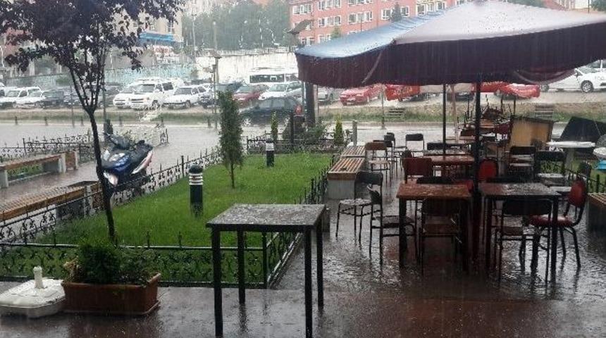 G&uuml;m&uuml;şhane&rsquo;de Kısa S&uuml;reli Etkili Yağmur