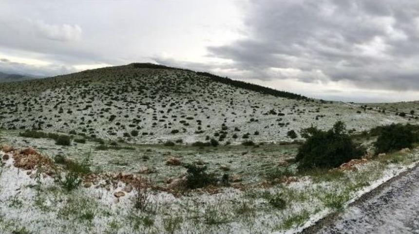 Kelkit&rsquo;in K&ouml;yleri Beyaza B&uuml;r&uuml;nd&uuml;
