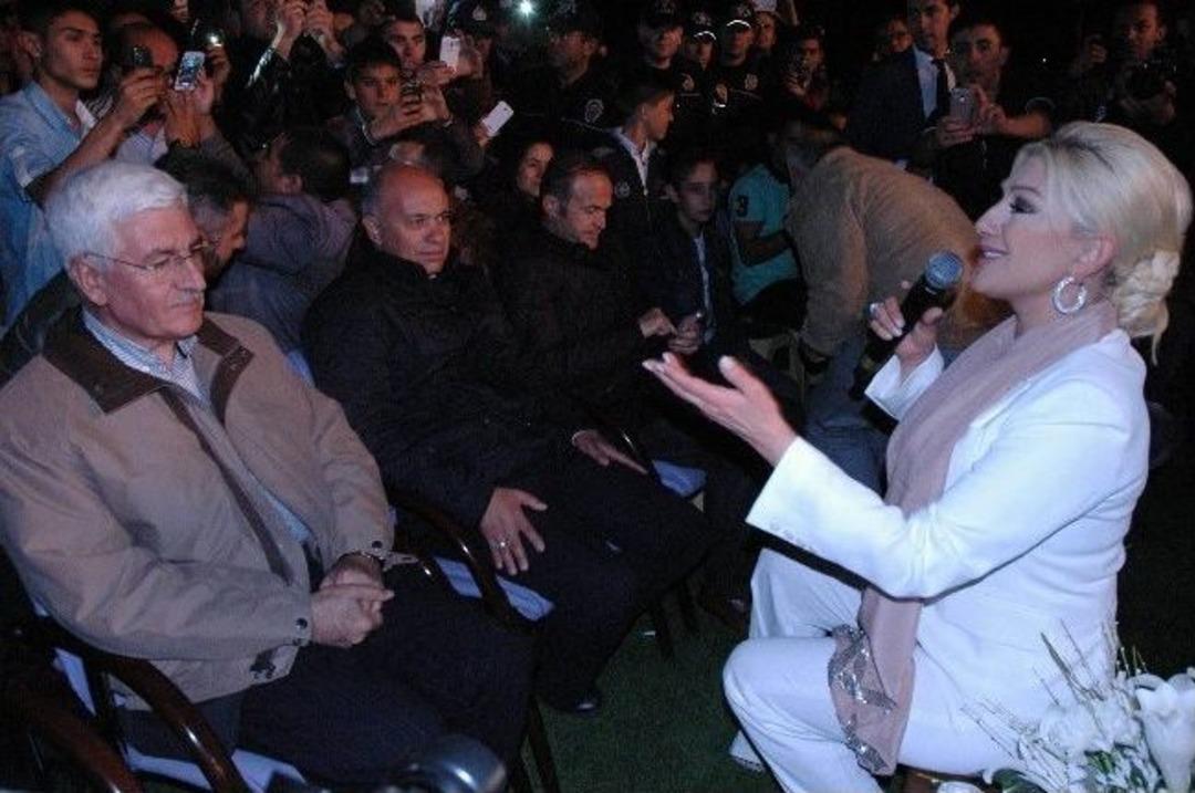 &Uuml;nl&uuml; Sanat&ccedil;ıya Jenerat&ouml;r S&uuml;rprizi