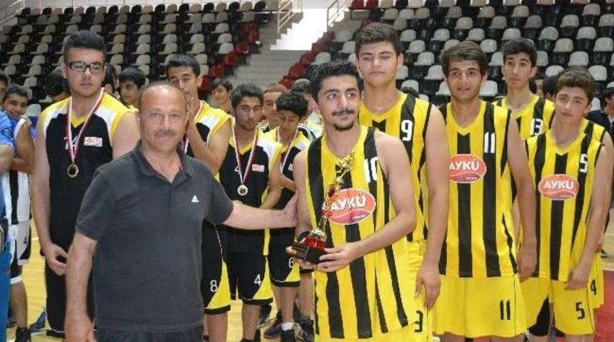 Basketbol Erkekler Gen&ccedil;lik Turnuvası Sona Erdi