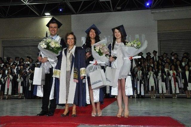 Dokuz Eyl&uuml;l Tıp Fak&uuml;ltesı&rsquo;nde 36. D&ouml;nem Mezunıyet Coşkusu 1