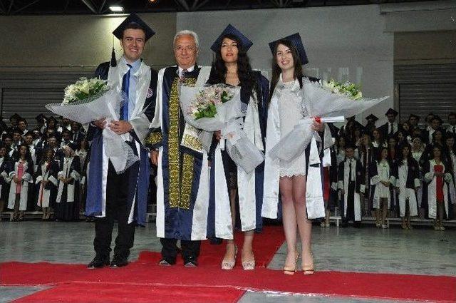 Dokuz Eyl&uuml;l Tıp Fak&uuml;ltesı&rsquo;nde 36. D&ouml;nem Mezunıyet Coşkusu 2