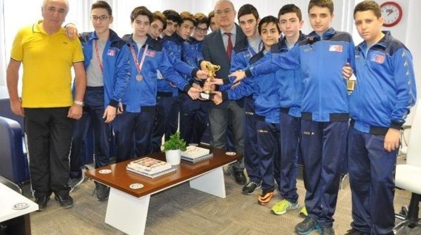 İzmir &Uuml;niversiteli Voleybolcular Başarıya Doymuyor