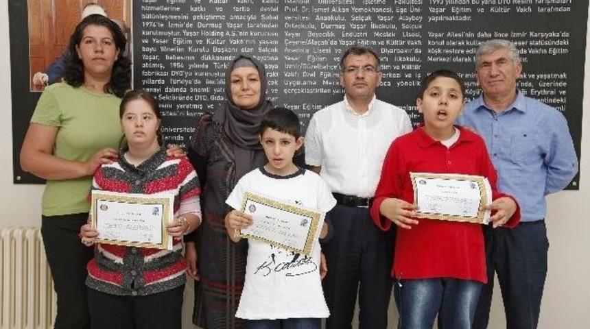 Otizmli &Ouml;ğrenciler Resim &Ouml;d&uuml;llerini Sildi S&uuml;p&uuml;rd&uuml;