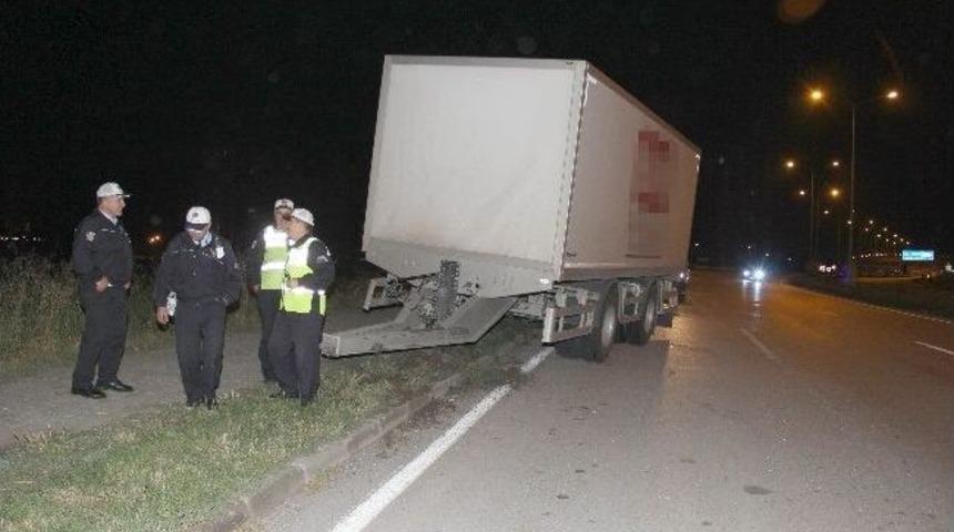 Tır'ın &Ccedil;ekicisinden Kurtulan Dorse Polisi Alarma Ge&ccedil;irdi