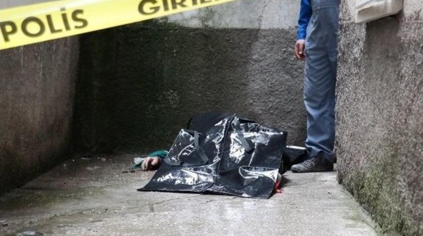 Apartman Boşluğuna D&uuml;şen Yaşlı Kadın Hayatını Kaybetti