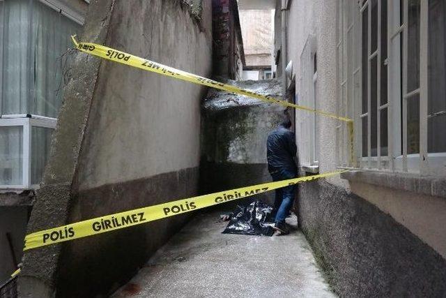 Apartman Boşluğuna D&uuml;şen Yaşlı Kadın Hayatını Kaybetti 1