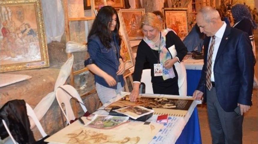 Başkan Akg&uuml;n, B&uuml;y&uuml;k&ccedil;ekmece&rsquo;deki Yılsonu Sergisini Gezdi