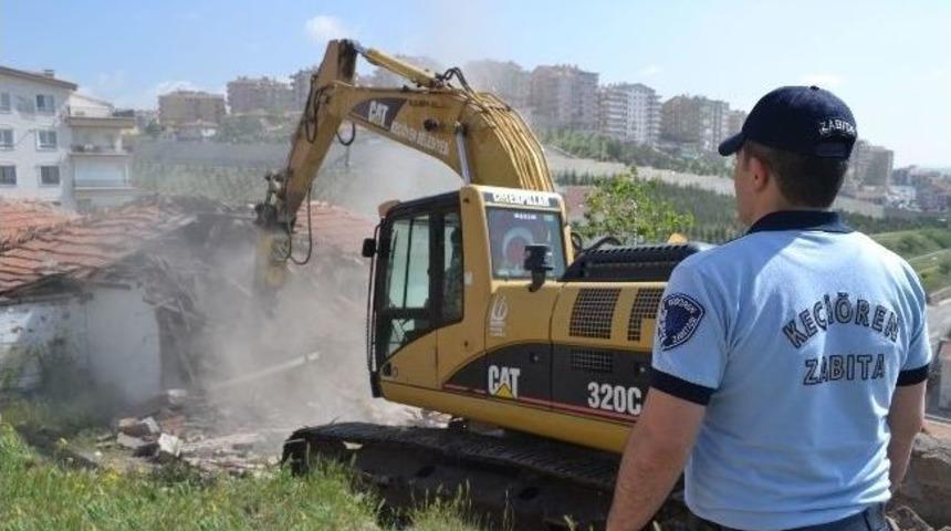 Ke&ccedil;i&ouml;ren&rsquo;de Tehlike Sa&ccedil;an Metruk Binalar Yıkılıyor
