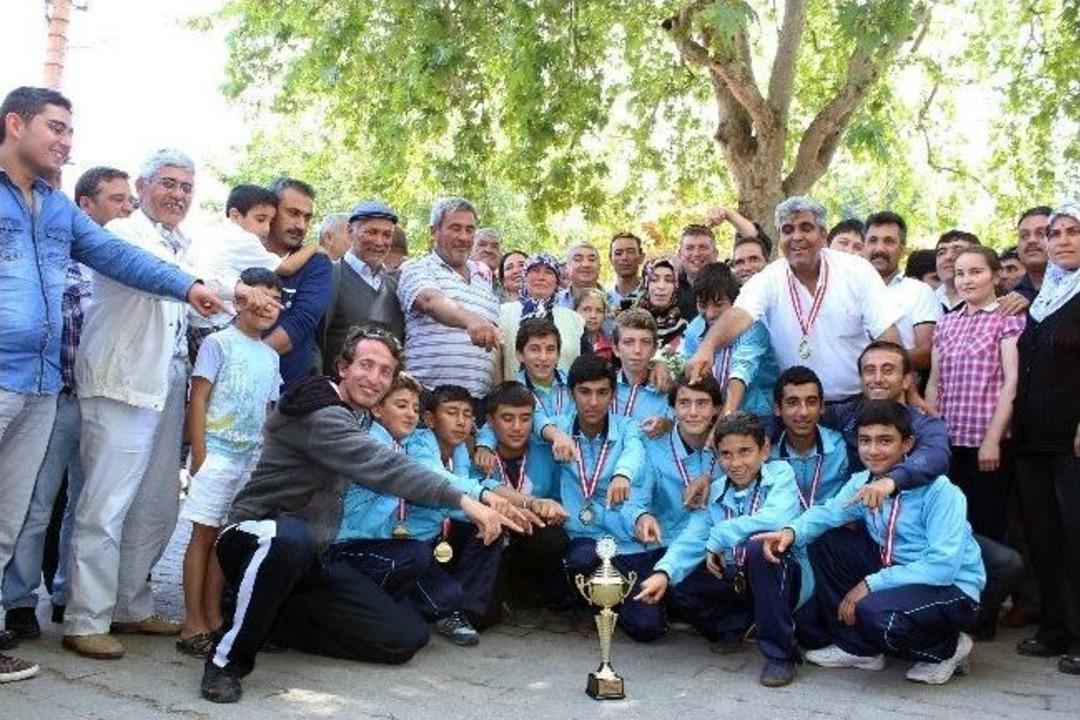 Şampiyonlara Davul Zurnalı Karşılama