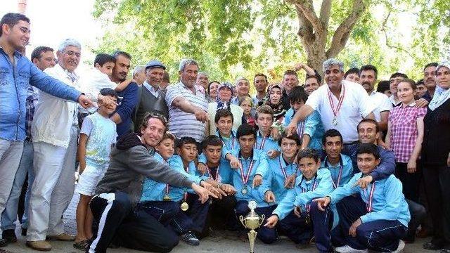 Şampiyonlara Davul Zurnalı Karşılama